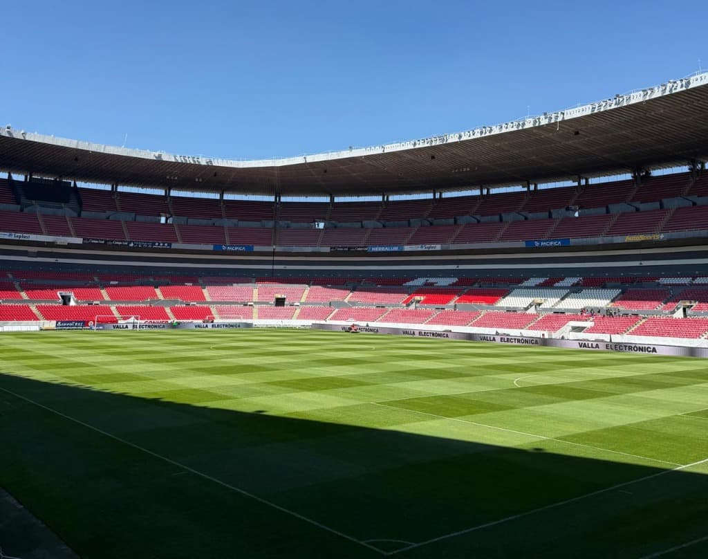 Estadio Akron — Mantenimiento de césped deportivo MR. FIELD'S