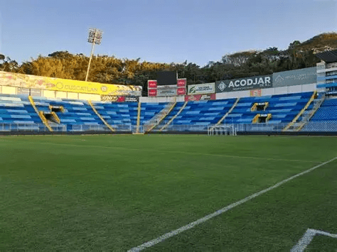 Estadio Cuscatlán — Mantenimiento de césped deportivo MR. FIELD'S