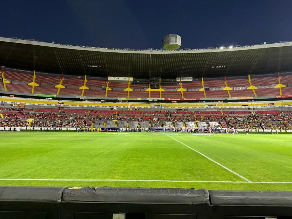Escenarios Profesionales bajo Iluminación — Mantenimiento de césped deportivo MR. FIELD'S